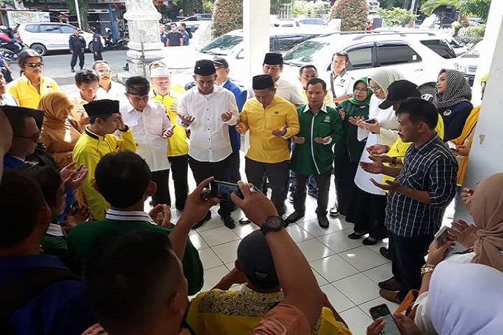 Pasangan calon bupati dan calon wakil bupati Purwakarta Anne Ratna Mustika dan H Aming secara resmi mendaftarkan diri ke kantor KPUD Purwakarta, Jabar pada Rabu (10/1/2018). Foto: Fuljo/NusantaraNews