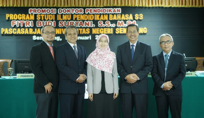 Fitri Budi Suryani foto dengan rektor, wakil rektor I, wakil rektor III dan wakil rektor IV usai ujian doktor. Foto Rosidi/ Humas UMK/ Nusantaranews