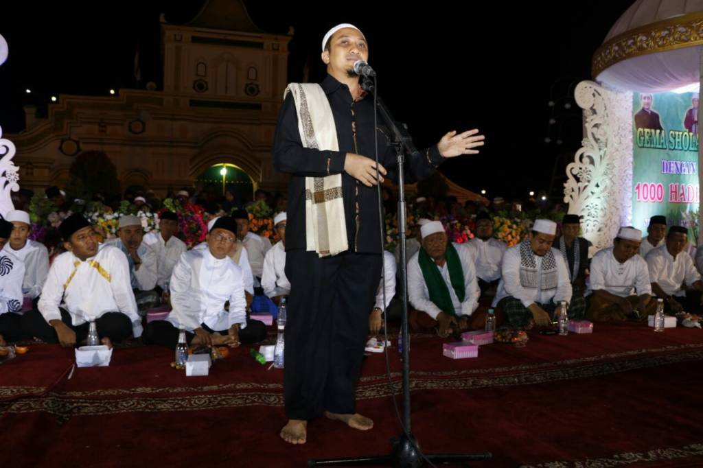 Ustadz Yusuf Mansur mengisi pengajian di Sumenep dalam rangka menyambut pergantian tahun 2017 ke 2018. Foto: Mahdi Alhabib/NusantaraNews