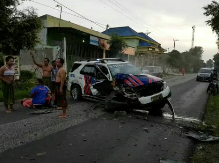 Mobil Partoli Pengawalan (Patwal) Polres Sumenep mengalami kecelakaan tunggal pada Senin (8/1/2018). Foto: Mahdi Alhabib/NusantaraNews