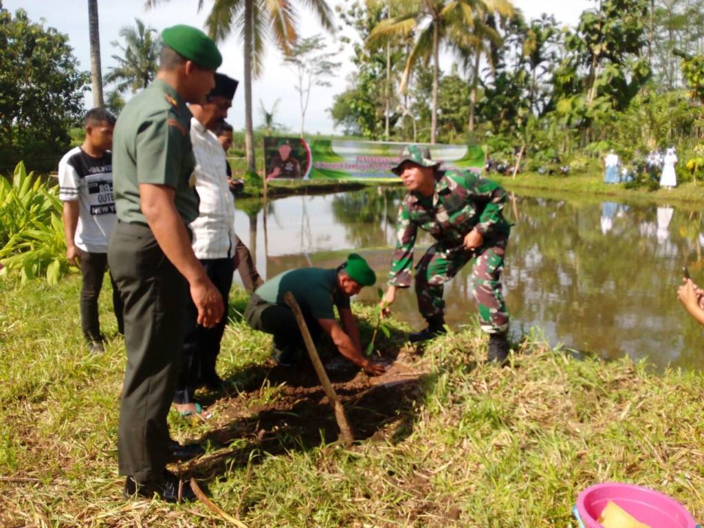 Komandan Kodim 0824 Jember Letkol Inf Rudianto bersama calon penggantinya Letkol Inf Arif Munawar menyambangi Pondok Pesantren dan Yayasan Pendidikan SMK Ibu di Desa Jatian, Pakusari, Jember, Jawa Timur, Senin (8/1/2018). Foto: Dok. Kodim Jember/Penrem