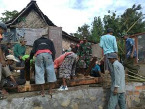 Tiga Pilar Desa Suko Jember yang terdiri dari Kepala Desa Buhariyanto, Babinsa Serda Didik HS dan Bhabinkamtibmas Bripda Lefatra melakukan pembangunan rumah warga yang kondisinya sangat tidak layak karena mau roboh menjadi lebih baik. Foto: Sis/Istimewa