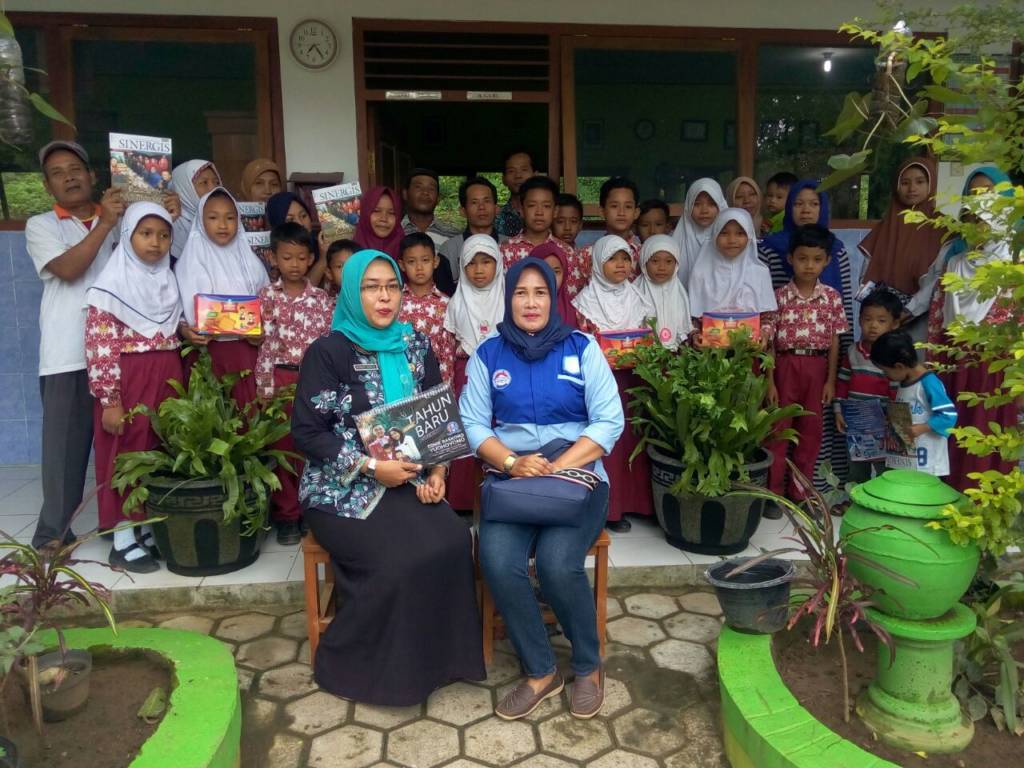 Srikandi EBY di Kecamatan Sambit, Kabupaten Ponorogo, Kristin Ningsih keliling desa. Foto: Muh Nurcholis