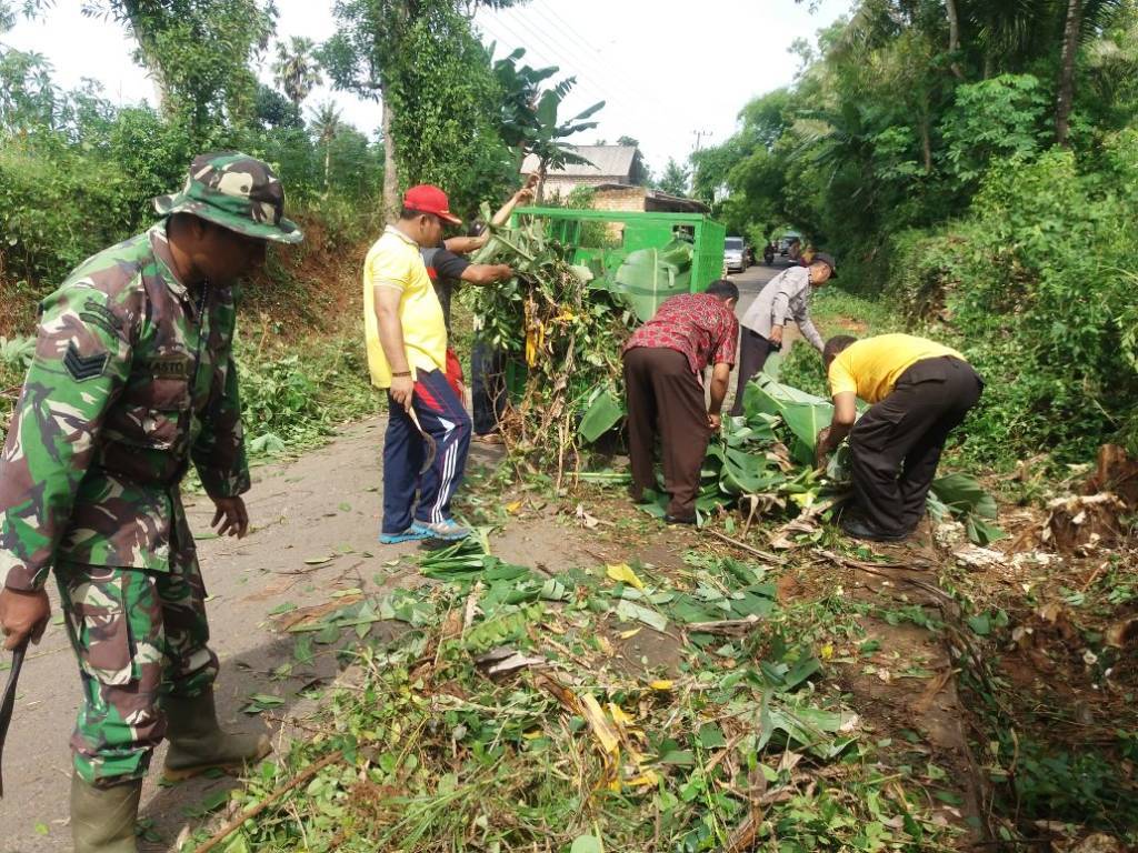 Warga dan Forpimka Rubaru bersama warga gotong royong memperbaiki jalan. Foto: Mahdi Alhabib/NusantaraNews