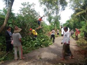 Warga dan Forpimka Rubaru bersama warga gotong royong memperbaiki jalan. Foto: Mahdi Alhabib/NusantaraNews