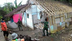 Babinsa, relawan dan masyarakat gotong rotong benahi rumah