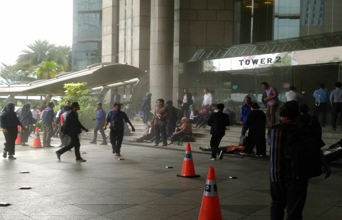 Peristiwa ambruknya selasar di sebuah lantai mezanin di gedung II Bursa Efek Indonesia (BEI), Jakarta. Foto: Sulaiman/NusantaraNews