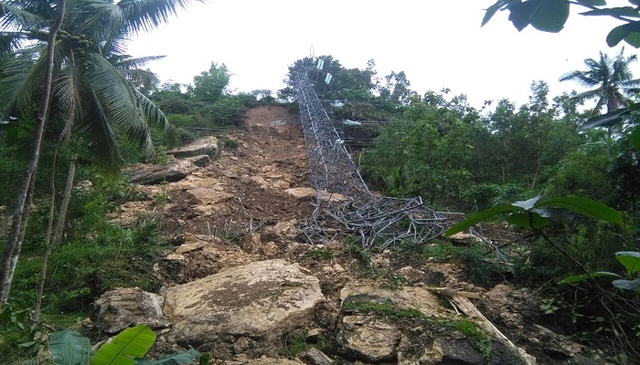 Ambruknya tower SUTT (Saluran Udara Tegangan Tinggi) Pembangkit Listrik Tenaga Uap (PLTU) Sudimoro Kabupaten Pacitan, Jawa Timur berkapasitas 150 KVA mengakibatkan aliran listrik ke Kota Pacitan terputus, Sabtu (20/1/2018). Foto: Muh Nurcholis/NusantaraNews