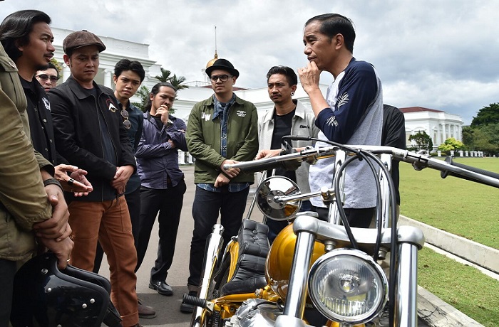 Presiden Jokowi saat menerima motor kreasi anak bangsa di Istana Kepresidenan Bogor, Provinsi Jawa Barat, Sabtu (20/1). (Foto: BPMI) Presiden Jokowi saat menerima motor kreasi anak bangsa di Istana Kepresidenan Bogor, Provinsi Jawa Barat, Sabtu (20/1). (Foto: BPMI)