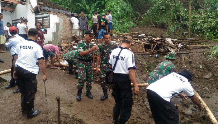 Komandan Kodim 0824 Jember Letkol Inf Arif Munawar dan aparat kepolisian di lokasi tanah longsor di Kecamatan Kalisat Jember. Foto: Istimewa/NusantaraNews