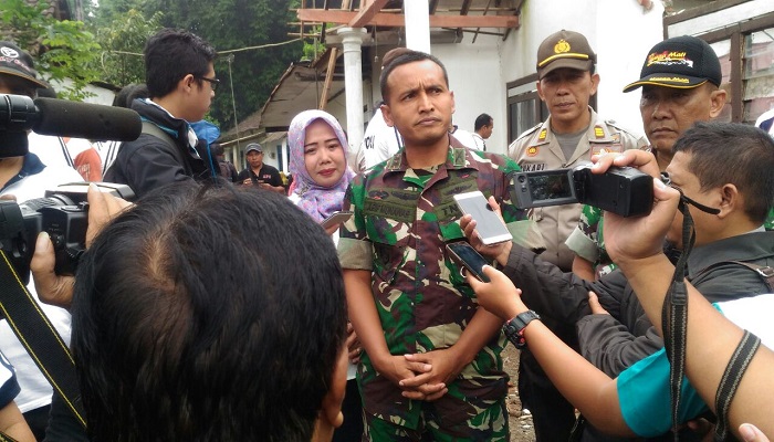 Komandan Kodim 0824 Jember Letkol Inf Arif Munawar dan aparat kepolisian di lokasi tanah longsor di Kecamatan Kalisat Jember. Foto: Istimewa/NusantaraNews