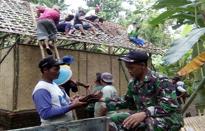 Jajaran TNI, Polisi, dan warga desa Kesilir Kecamatan Wuluhan Kabupaten Jember membenahi rumah warga, Katiran (60). Foto: Dok. Istimewa/NusantaraNews