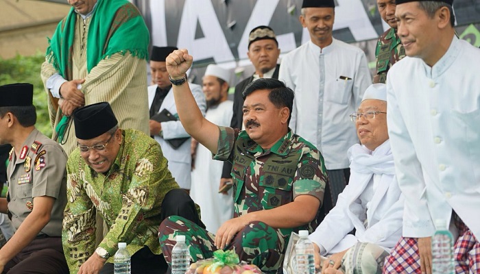 Panglima TNI Marsekal Hadi Tjahjanto mengikuti Ijazah Kubro dan Pengukuhan berlangsung di Lapangan Puser Bumi, Ciperna, Cirebon, Jawa Barat, Minggu (28/01/2018). Foto: DOk. Istimewa/NusantaraNews