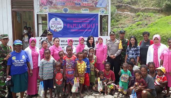 Ketua Bhayangkari Cabang Tolikara Heti Mada melaksanakan 1000 hari pertama kehidupan bersama dengan masyarakat menuju Papua Sehat 2018 di Posyandu Gizi desa Kolengger, Distrik Karubaga, Kabupaten Tolikara pada Rabu (31/1/2018). Foto: Kasrim/NusantaraNews