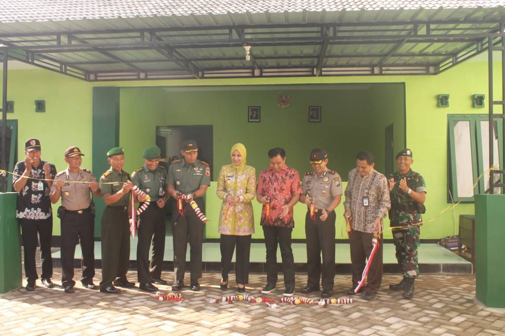 Bupati Jember Faida pimpin peresmian Koramil 0824/08 Mayang Kodim 0824 Jember bersama Dandim dan pejabat Kabupaten Jember, Jumat 5 Januari 2018. Foto: Sis/Dok. Kodim Jember