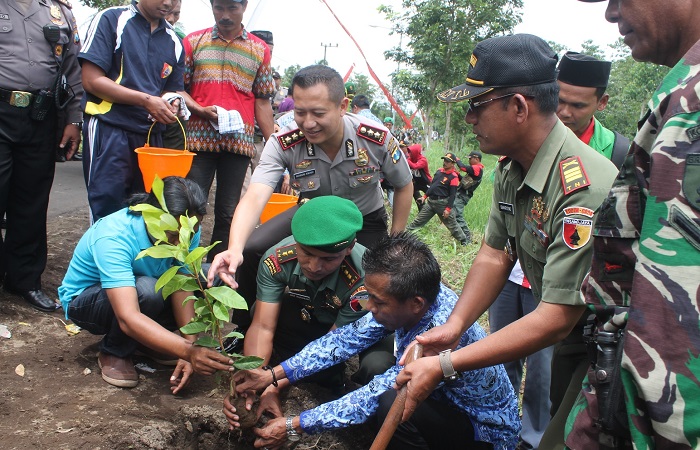 Dandim & Polres Jember saat melaksanakan penghijauan di Desa Slateng Kec Ledokomno Kab Jember, Rabu (17/1/2018). Foto: Istimewa