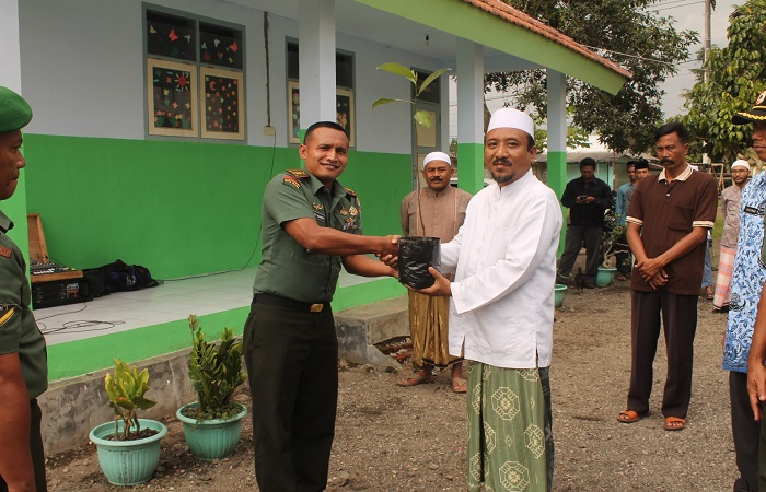 Dandim saat melaksanakan penghijauan di Pondok Pesantren Madinatul Ulum, Cangkring, Jenggawah, Jember ntuk melaksanakan penghijauan, Rabu (17/1/2018). Foto: Istimewa