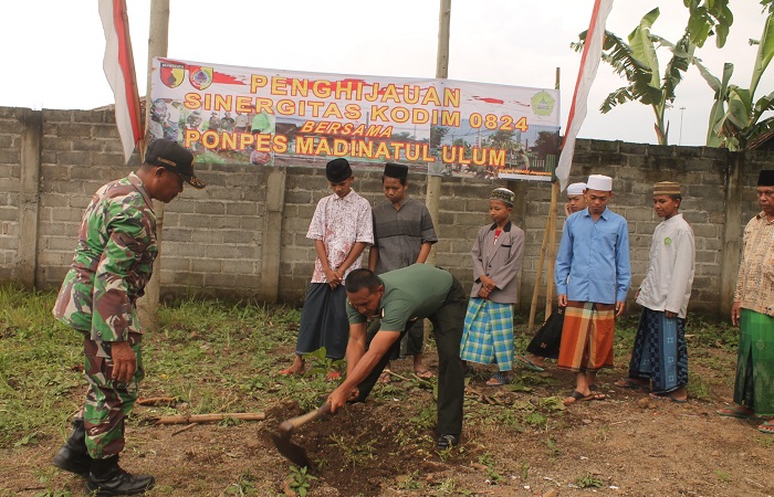 Dandim saat melaksanakan penghijauan di Pondok Pesantren Madinatul Ulum, Cangkring, Jenggawah, Jember ntuk melaksanakan penghijauan, Rabu (17/1/2018). Foto: Istimewa