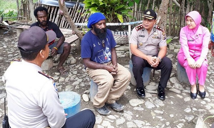 Kapolres Tolikara AKBP Mada Indra Laksanta bersama tokoh pemuda Tolikara Karmin Yikwa. Foto: Dok. Humas Polres Tolikara