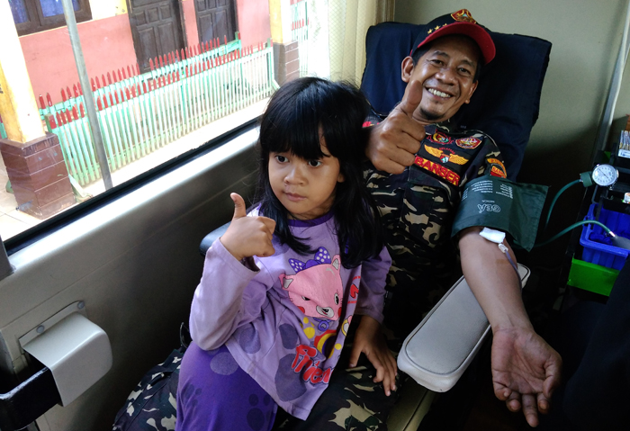 Ketua Ansor Way Kanan sekaligus praktisi Neo Neuro Lingusitic Programing, Gatot Arifianto saat donor darah di Munjuk Labuhan Maringgai Lampung Timur. Foto: Dok. PC GP Ansor Way Kanan/Istimewa