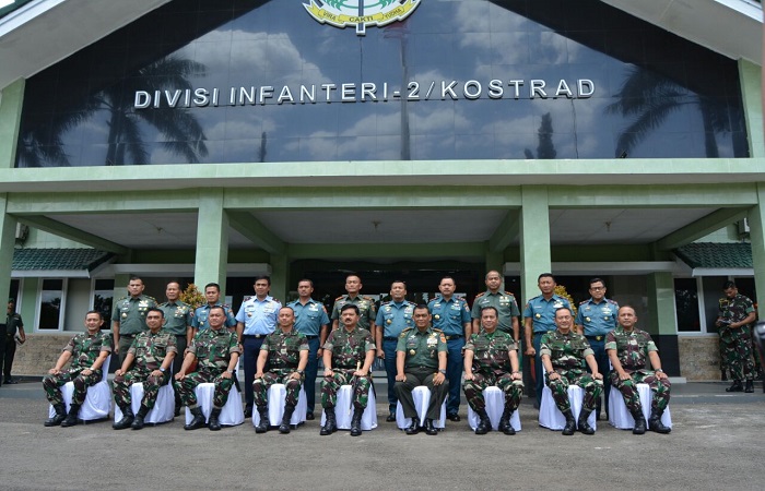 Panglima TNI Marsekal TNI Hadi Tjahjanto saat berkunjung ke markas Komando Divisi Infanteri 2/Kostrad Malang, Jawa Timur, Selasa (30/1). Foto:. Dok. Istimewa/NusantaraNews