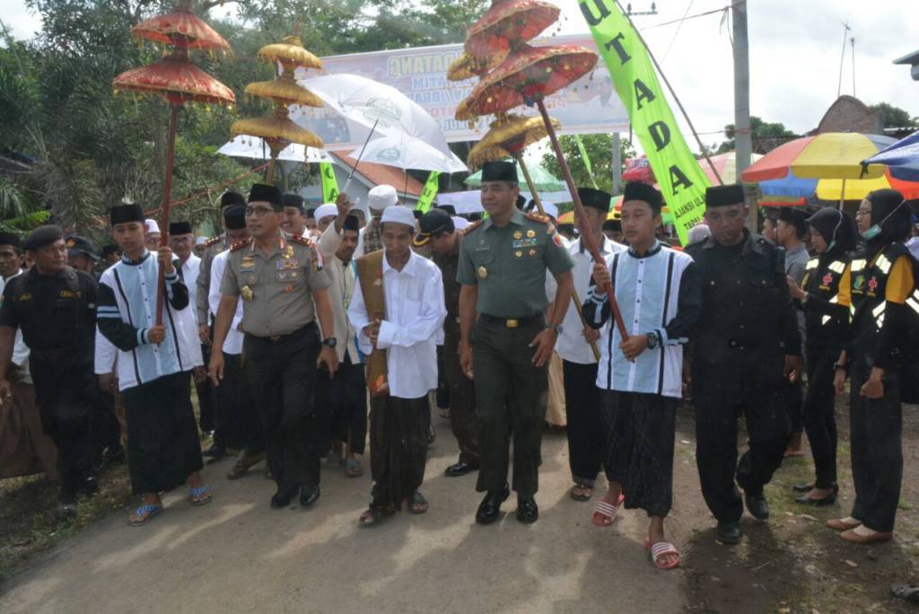 Pangdam V/Brawijaya, Mayjen TNI Arif Rahman, M. A, dan Kapolda Jatim, Irjen Pol Machfud Arifin menghadiri peresmian kantor Aliansi Ulama Tapal Kuda (AUTADA) yang berlokasi di Pondok Pesantren Nurul Qodim, Desa Kalikajar Kulon, Kecamatan Paiton, Kabupaten Probolinggo. Kamis, 11 Januari 2018. Foto: Istimewa