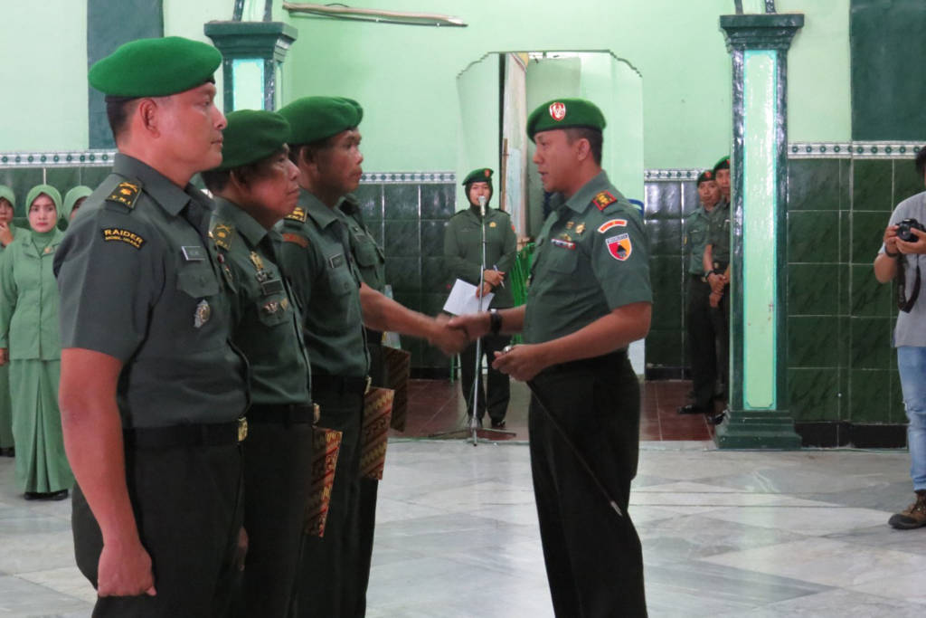 Komandan Kodim 0803 Madiun Letkol Inf Rahman Fikri melepas Kasdim Mayor Inf Meina Helmi yang melanjutkan pendidikan reguler Seskoad dan prajurit MPP. Foto: Dok. Penrem