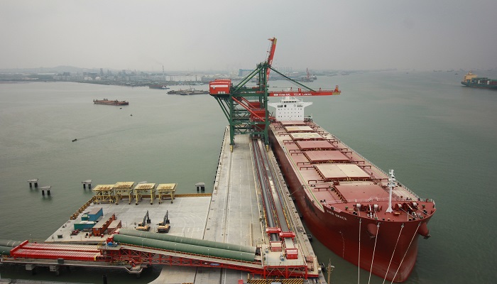 Pelindo III_Kapal bongkar muat di Terminal Teluk Lamong, Surabaya. Foto: Setyo/NusantaraNews