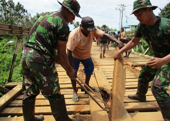 Satgas Yonif Raider 500 Sikatan berinisiatif untuk melakukan pembangunan di Mindiptana, Papua lantaran minim infrastruktur. Foto: Istimewa