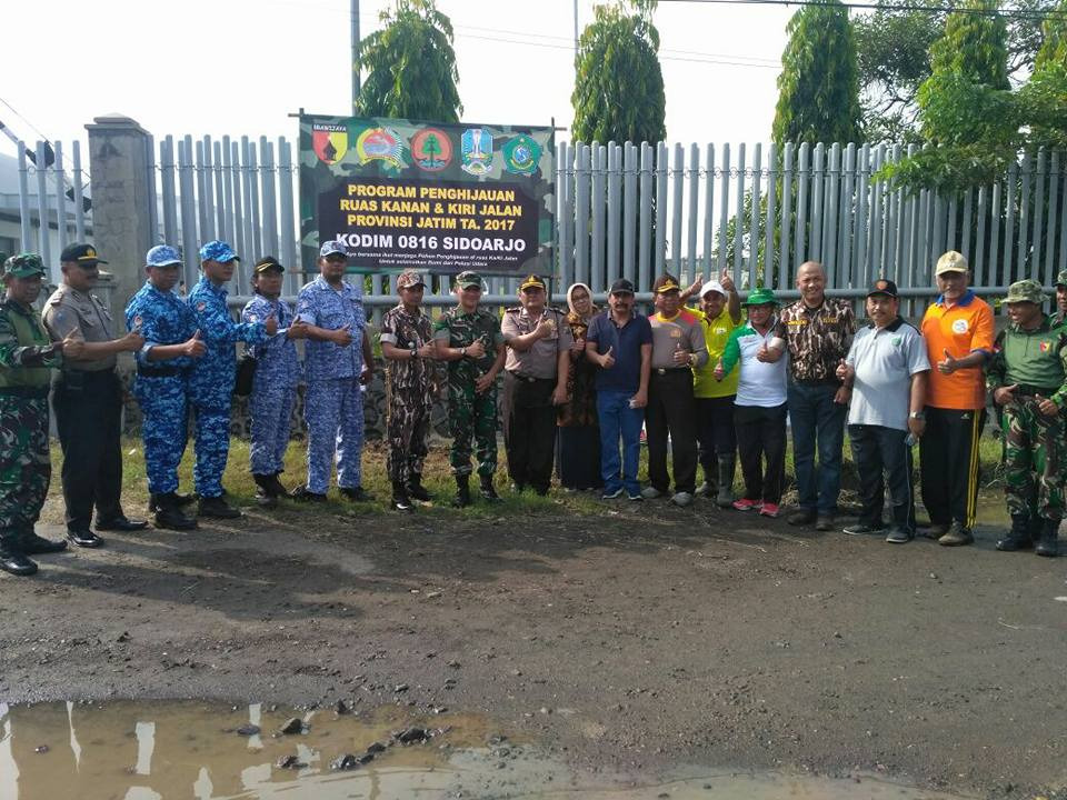 Sebanyak 378 orang terdiri dari TNI, Polri dan masyarakat melakukan penanaman pohon di sepanjang jalur Krian-Mojokerto. Senin, 8 Januari 2018 sebagai program penghijauan. Foto: Dok. Penrem/Kodim 0816 Tuban