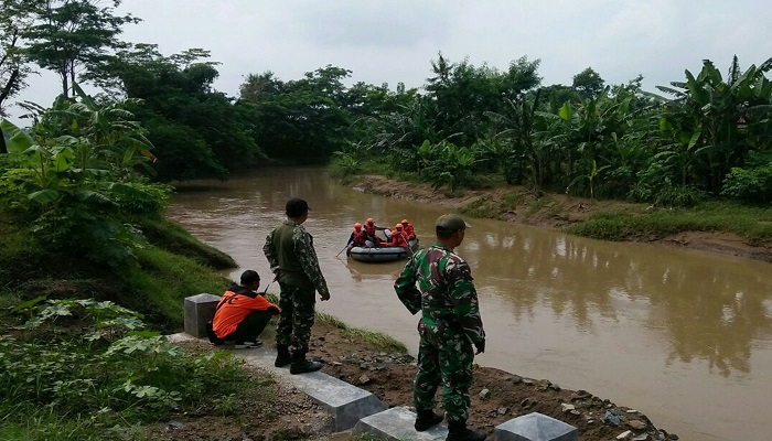 Petugas TNI dan SAR masih mencari seorang remaja korban tenggelam di Sungai genting, Ponorogo. Foto: Istimewa/NusantaraNews