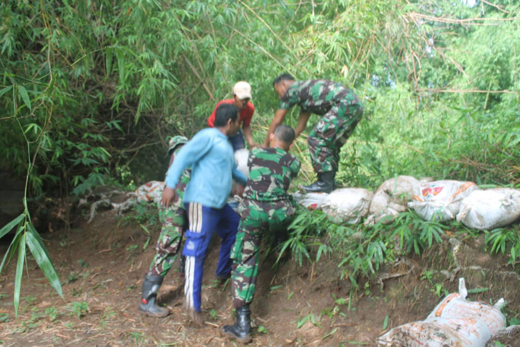 Anggota Koramil 0810/12 Pace dan BPBD Kabupaten Nganjuk bersama masyarakat setempat melakukan pembenahan bantaran sungai di Kecamatan Pace. Foto: Dok. Penrem/Istimewa