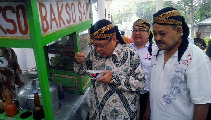 Wagub Jateng Drs. H. Heru Sudjatmoko, M.Si bersama Ketua Umum DPP APKLI dan Sekjend DPP APKLI beserta jajaran mengunjungi Lapak PKL. (Foto: Dok. Istimewa)