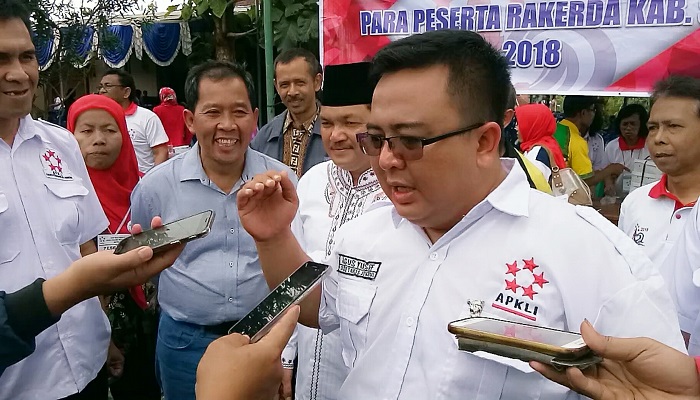 Sekjend DPP APKLI Agus Yusuf, Wakil Bupati Semarang, Ngesti Nugraha (berpeci), Bersama Anggota DPR RI, H Fadholi. Foto: Dok. Istimewa