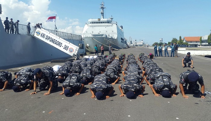 Prajurit TNI AL sujud syukur telah berhasil mengikuti Latihan Bersama (Latma) Multilateral Rim of the Pacific (Rimpac) 2016. Foto: Dok. Istimewa