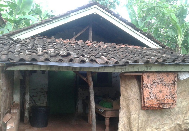 Salah satu kondisi rumah warga Desa Jadung yang hidup dibawah garis kemiskinan (Foto Mahdi)