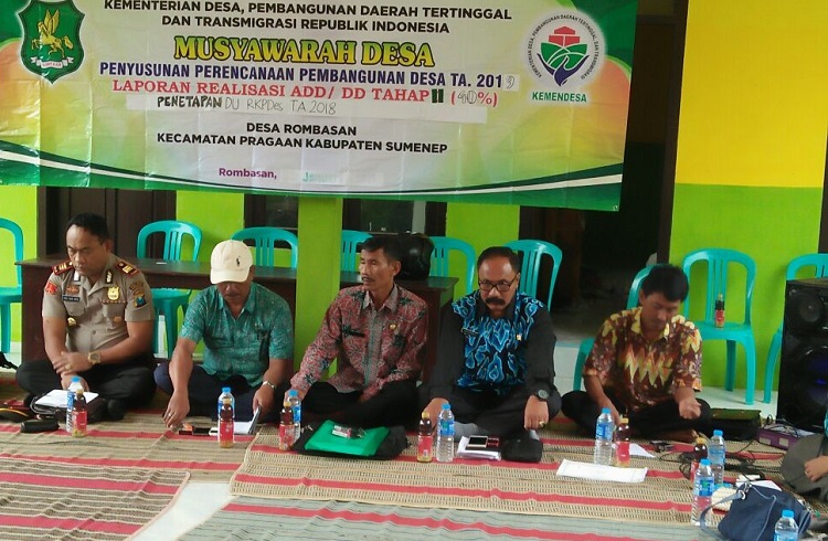 Suasana khitmat Musrenbangdesa, Desa Rombasan Kecamatan Pragaan Kabupaten Sumenep (Foto Mahdi)