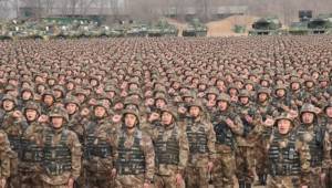 Tentara Pembebasan Rakyat China berkumpul mendengarkan arahan dan pidato Presiden Xi Jinping di Baoding, Provinsi Hebei pada Rabu 3 Januari 2018. Foto: Xinhua/REX/Shutterstock