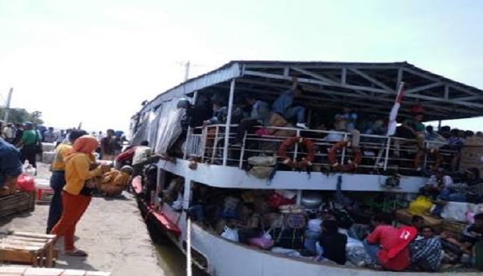 Kondisi warga Kepulauan Sumenep tertahan di Pelabuhan Kalianget akibat kapal tak bisa berlayar. Foto: Mahdi Alhabib/NusantaraNews