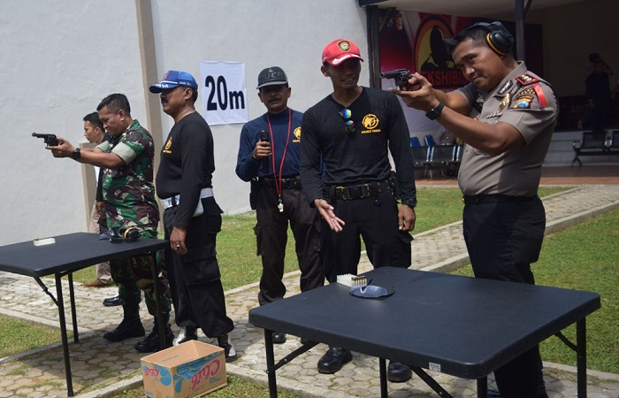 Kapolres Tuban AKBP Sutrisno HR dan Dandim 0811 Tuban Letkol Inf Nur Wicahyono ikuti adu tembak. (Foto: Istimewa)