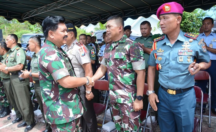 Panglima TNI, Marsekal TNI Hadi Tjahjanto melanjutkan kunjungannya ke Satuan Radar, yang berlokasi di Desa Nglinyep, Kecamatan Bantur, Kabupaten Malang dengan didampingi Pangdam V/Brawijaya, Mayjen TNI Arif Rahman, M. A, beserta beberapa petinggi TNI-Polri lainnya. (FOTO: NUSANTARANEWS.CO/Dodiet Lumwarton)