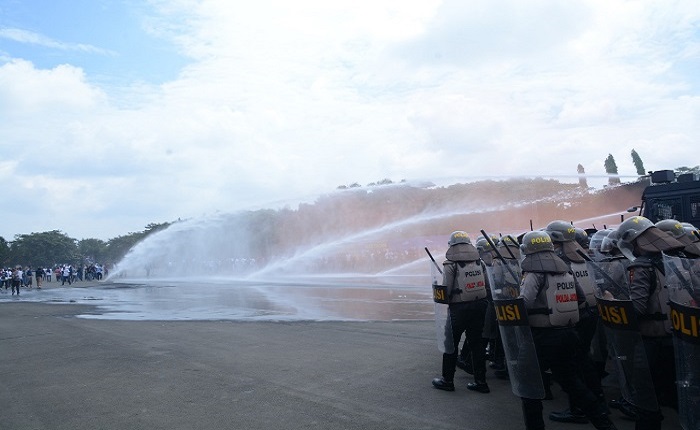 Anggota Kepolisian Jawa Timur melakukan aksi blokade pengamanan massa. (Foto: Istimewa)