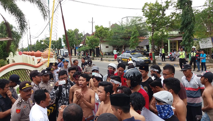 Gerakan Mahasiswa Ekstra Parlemen (Gempar) melakukan aksi demontrasi di depan Kantor Bupati Sumemep. (Foto: Mahdi Alhabib/NusantaraNews)