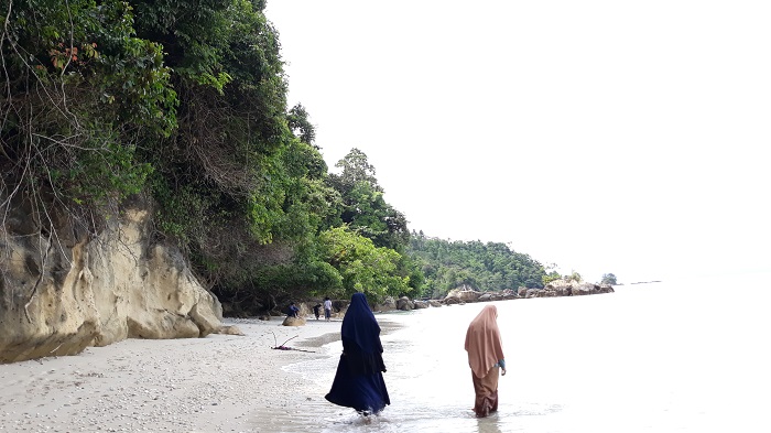 Pantai Tirom awi, Karangberak Pematangsawa, Tanggamus. (FOTO: NUSANTARANEWS.CO/RFT)