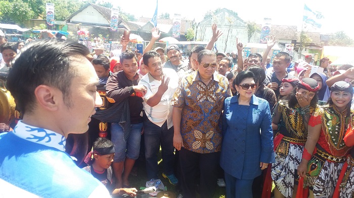 Disela-sela dampingi SBY bersama Ani ke Lapangan Purwodadi, Kabupaten Magetan, Selasa (27/2/2018) dalam rangka Pemantapan Pemenangan Pasangan Cabup-Cawabup No. 3, Suprawoto - Nanik Endang Rusminiati (Prona), Edhie Baskoro Yudhoyono atau Ibas mengajak masyarakat Magetan menyukseskan gelaran pesta demokrasi Pilkada Magetan 2018 ini. (FOTO: NUSANTARANEWS.CO/Muh Nurcholis)