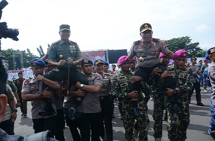 Kebersamaan TNI dan Polri usai melaksanakan Sispamkota di Jawa Timur. (Foto: Istimewa)