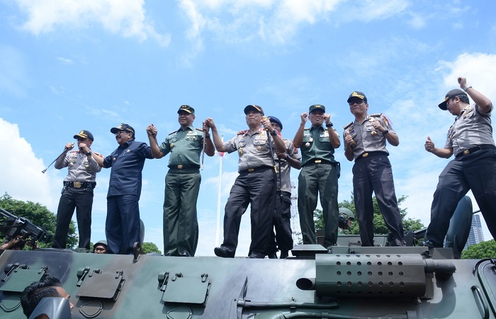 Gubernur Jawa Timur Soekarwo, Pangdam V Brawijaya Mayjen TNI Arfi Rahman dan Kapolda Jawa Timur Irjen Pol Machfud Arifin menghadiri acara simulasi pengamanan kota (Sispamkota) di Surabaya. (Foto: Istimewa)