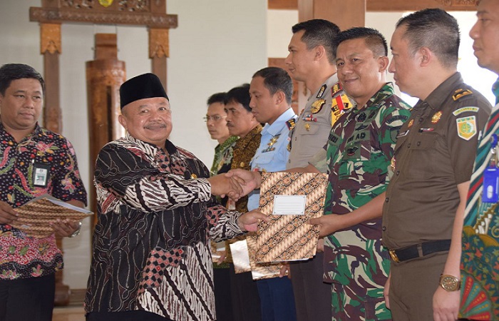 Bupati Madiun, Jawa Timur Muhtarom membentuk sekaligus melantik Tim Pelaksana Inventarisasi Penguasaan, Pemilikan, Penggunaan, dan Pemanfaatan Tanah (IP4T) Partisipatif melalui Surat Keputusan Bupati. (Foto: Istimewa/NusantaraNews)