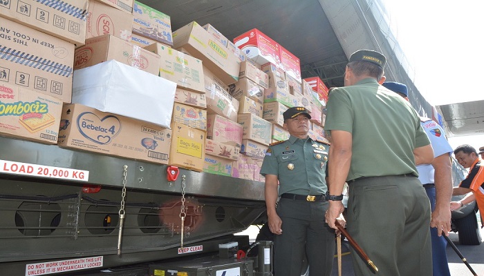 Komando Resor Militer 083 Baladhika Jaya menyalurkan bantuan berbagai kebutuhan ke Asmat yang diberangkatkan pada Sabtu (10/2) melalui Lanud Abd. Saleh Malang. (Foto: Dok. Istimewa/NusantaraNews)