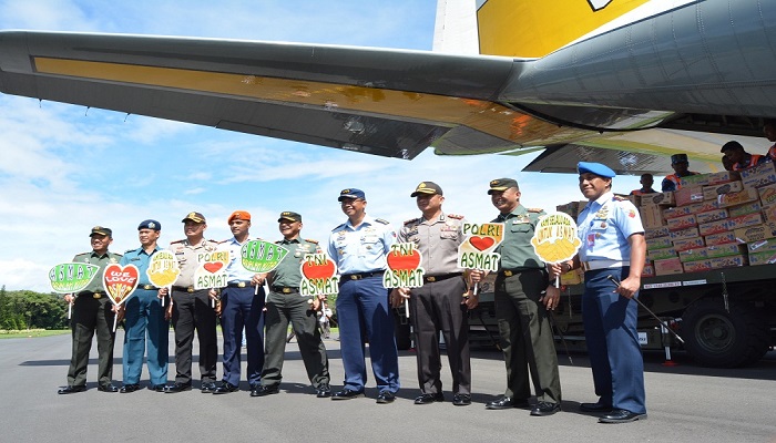 Komando Resor Militer 083 Baladhika Jaya menyalurkan bantuan berbagai kebutuhan ke Asmat yang diberangkatkan pada Sabtu (10/2) melalui Lanud Abd. Saleh Malang. (Foto: Dok. Istimewa/NusantaraNews)